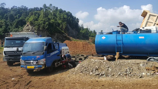 Kegiatan pengiriman bahan bakar dengan truk tangki di lapangan